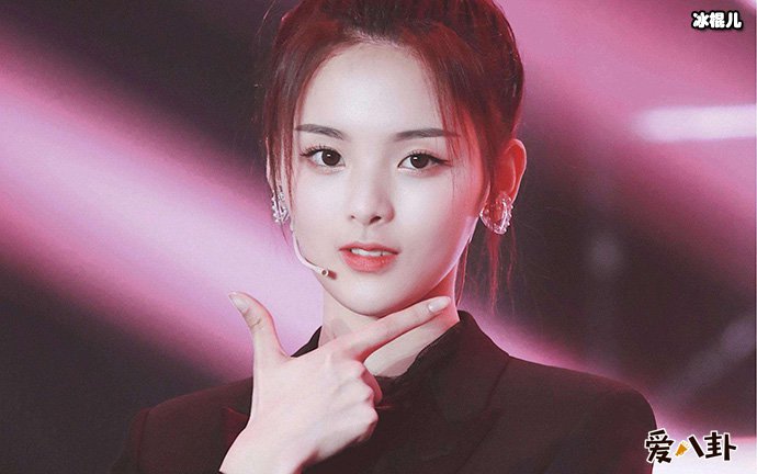 杨超越仙女的脚是不会臭的是什么梗