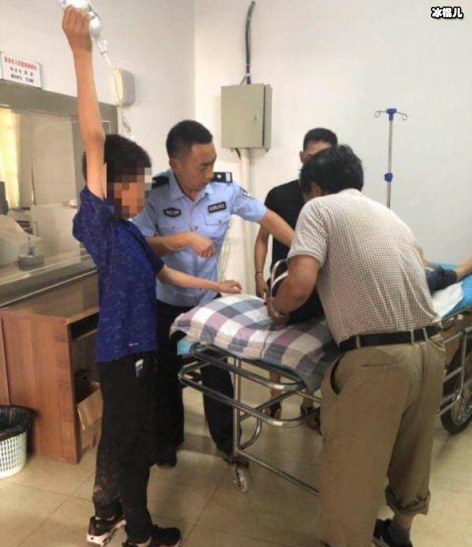 警察送游客就医