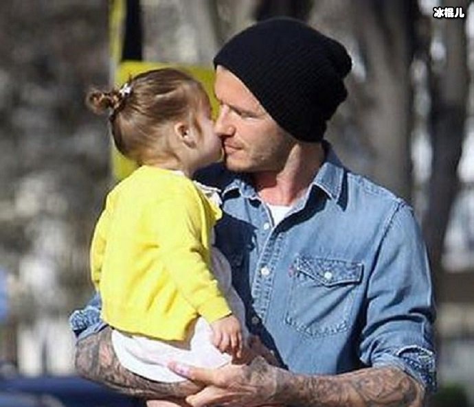 贝克汉姆和女儿合照