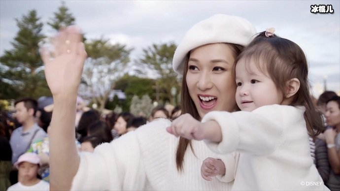 钟嘉欣抱着自己可爱的女儿