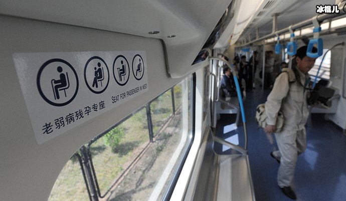 女孩让座慢遭大妈掌掴辱骂