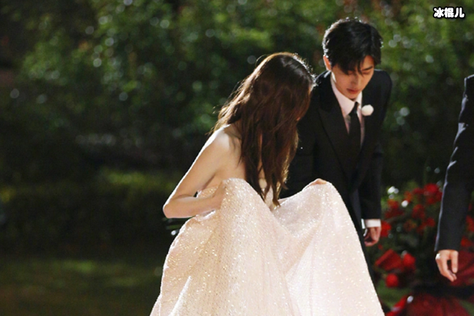 蔡徐坤帮杨颖提裙子