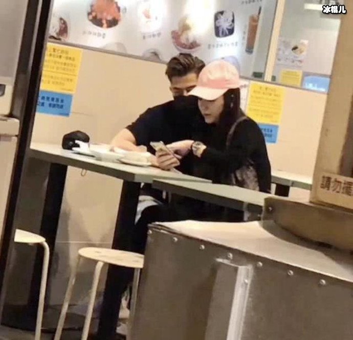 郭富城方媛穿情侣装逛街