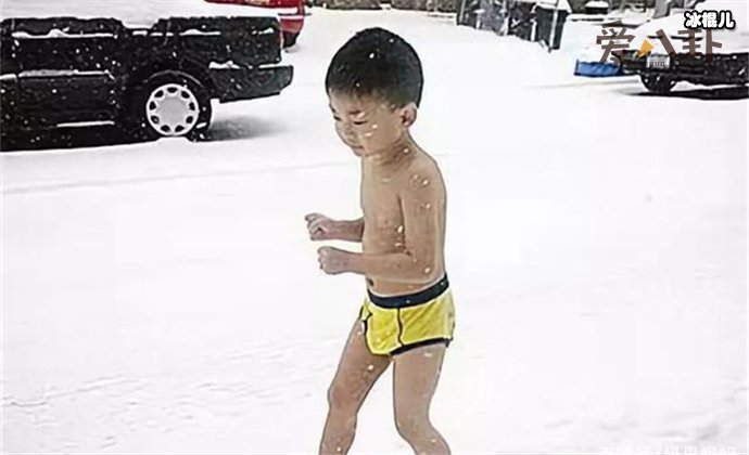 4岁走红的裸跑弟