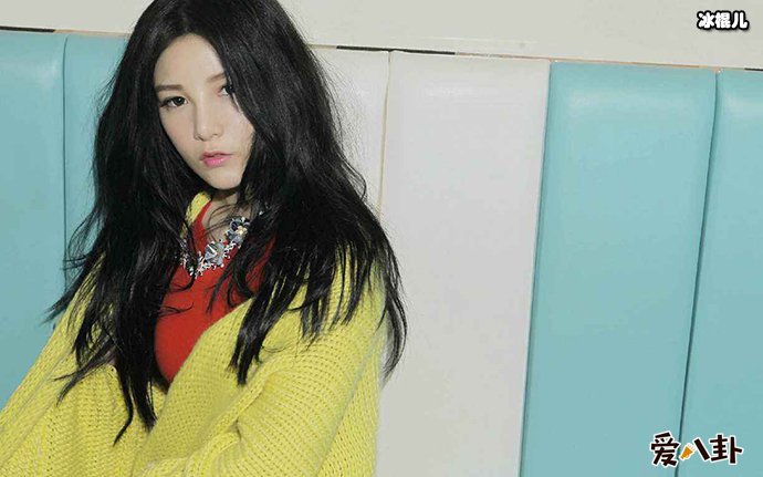 大家都知道，现在网络歌手的名气完全不输给正式出道的歌手，而且网络歌手中也有很多有才华的人。例如前两年非常火的一个网络女歌手本兮，她的歌手空灵婉转，让很多人都表示非常喜欢。而且本兮很多歌也是自己创作的，更是大家公认的才女。虽然本兮不是科班出身的歌手，但是她凭借着自己的努力，也成功地圈了一波粉丝。然而就在本兮事业发展最红火的时候，却突然传出去世的消息，让所有人都为之震惊。毕竟本兮年纪非常小，平时身体看似也非常健康，大家都对本兮的死因感到非常疑惑。 本兮的死因到底是什么呢？当时本兮所属的公司发表声明的时候，并没有向大家说明本兮的死因是为何，只是说因故离世。这也就是说，本兮并不是因为身体上有问题才去世的，难道本兮的死因另有隐情吗？对此，网友们也是热议纷纷。有些网友认为，本兮当初是因为受到很多人对她的打击恶评，导致本兮患上了抑郁症，然后自杀跳楼身亡。但是对于这个猜测，也没有实际根据，所以并不可信。还有另一个说法，就是表示本兮并没有死，只是因为被所属公司给封杀了。 并且在本兮去世之后，一个韩国歌手花沫引起了很多人的关注，因为花沫与本兮的年龄和相貌都非常相似，而且还有人表示花沫是在本兮去世之后在韩国出道的，因此大家怀疑其实花沫就是本兮，只是改头换面去韩国发展了。不过对于这种“假死”的说法，小编倒是觉得并不是很可信，毕竟这种电视剧情节在现实出现几乎不可能。除此之外，小编觉得应该没有公司会因为想封杀一个人就制造“假死”的事情，也几乎不可能。尽管不知道本兮的死因，但是如此年轻有才华的本兮去世，还是让不少人感到可惜的！