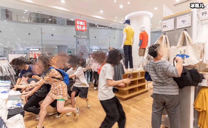 抢购优衣库kaws人群