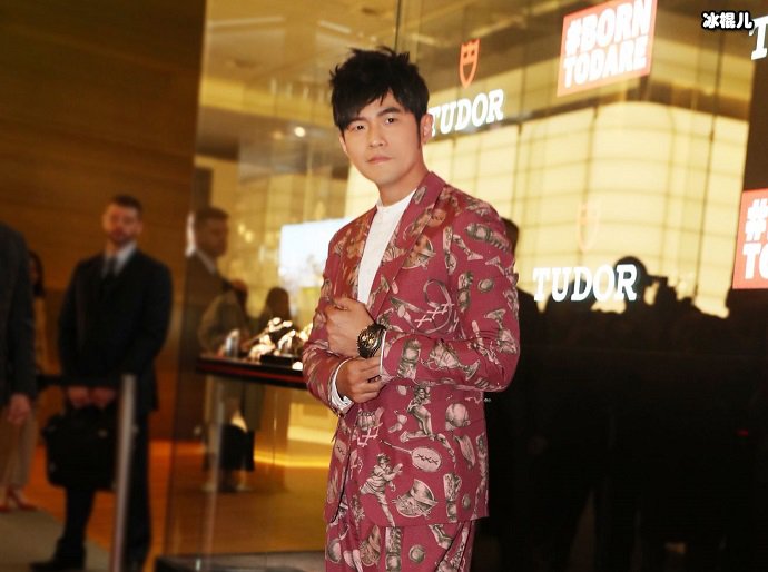 周杰伦穿粉西装出席活动，满满的小公主感觉