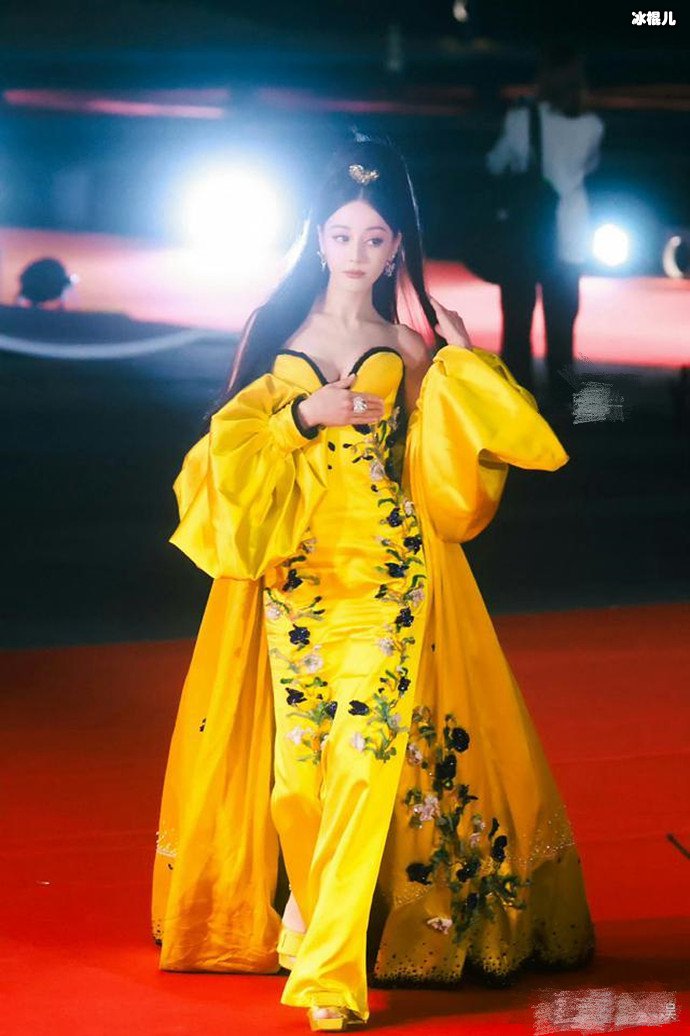 迪丽热巴ELLE盛典造型