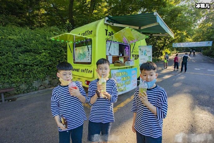 宋一国家三胞胎合影