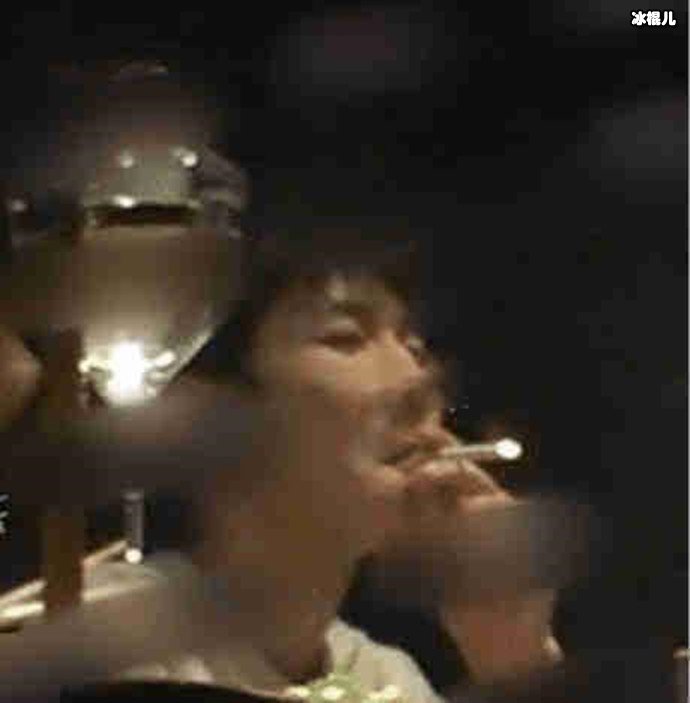 王源被曝吸烟