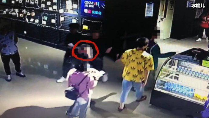 民警蹲影院门口抓嫌疑人