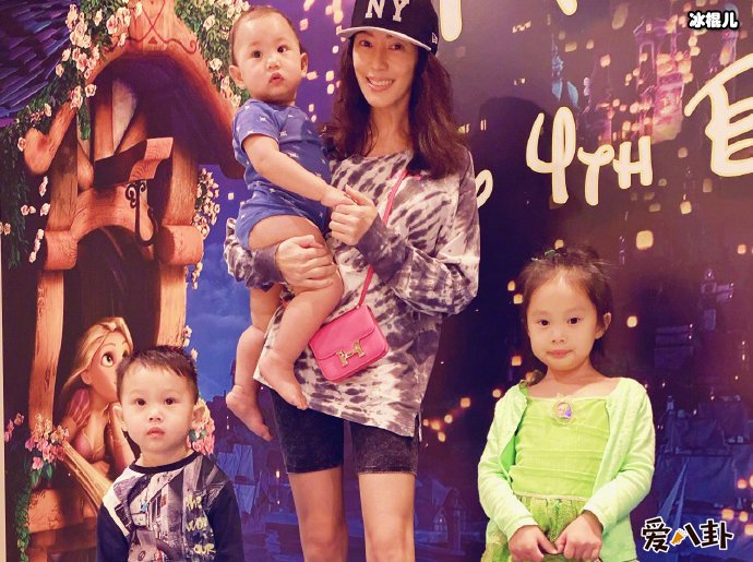 关颖与她的三个小孩