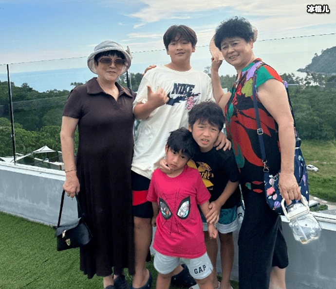 12岁的轩轩与家人合影