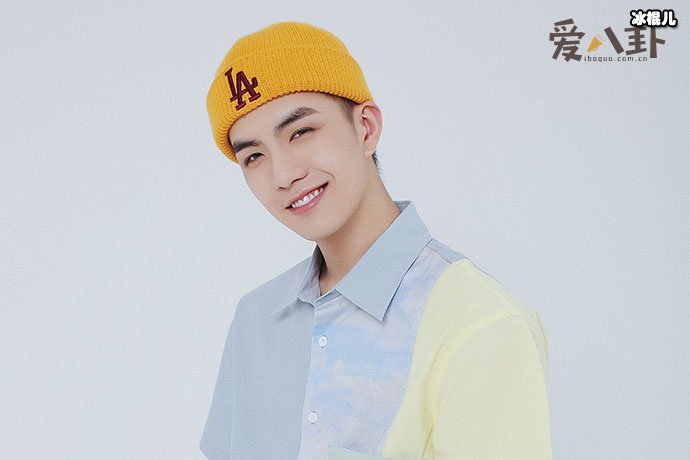 吴岱林为什么一直戴帽子