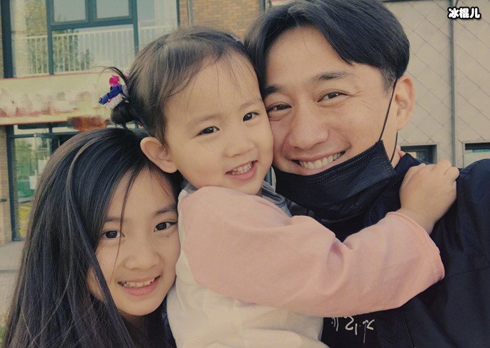 黄磊和两个女儿