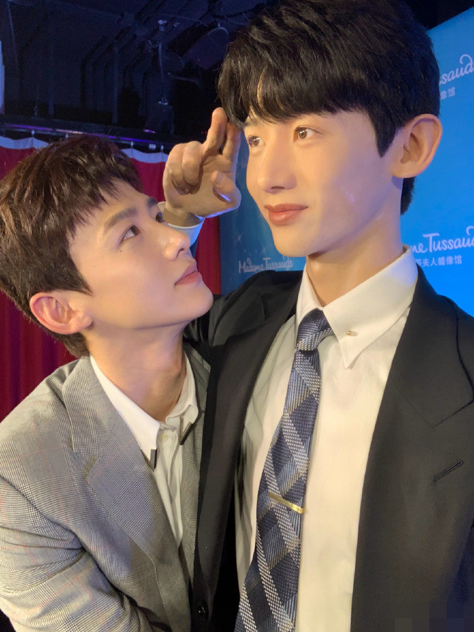 白敬亭和自己的蜡像合影