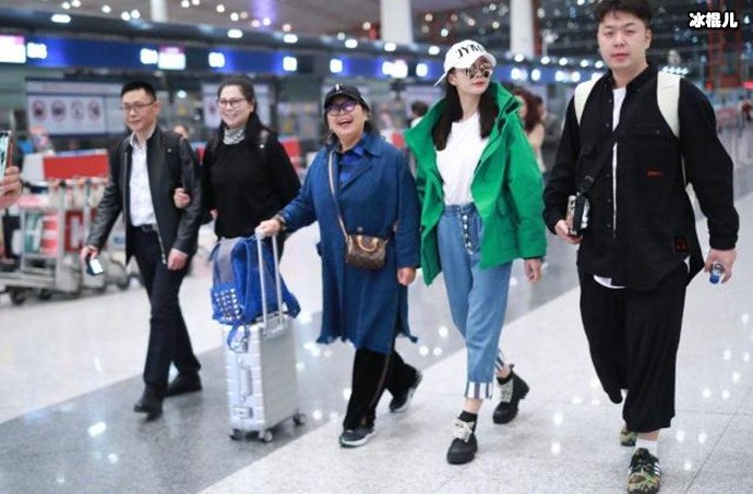 杜海涛沈梦辰与父母机场照