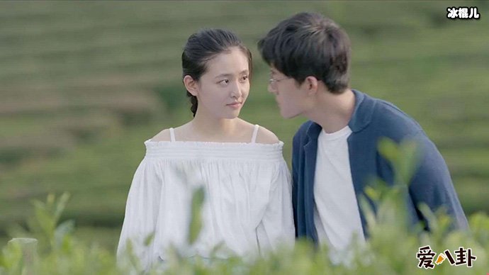 吴倩无名指戒指