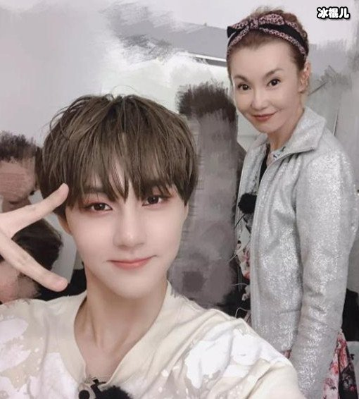 张曼玉与小鲜肉合照