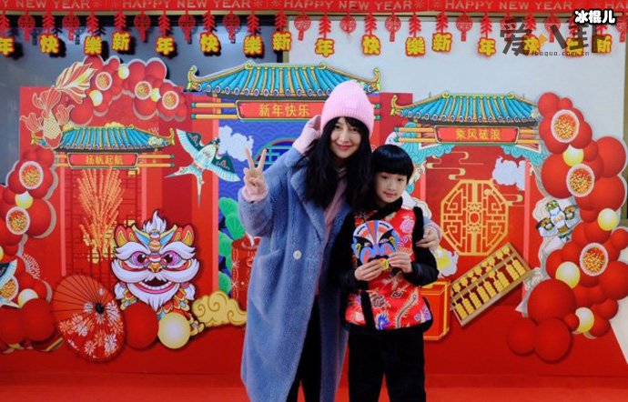 舒砚与儿子合影