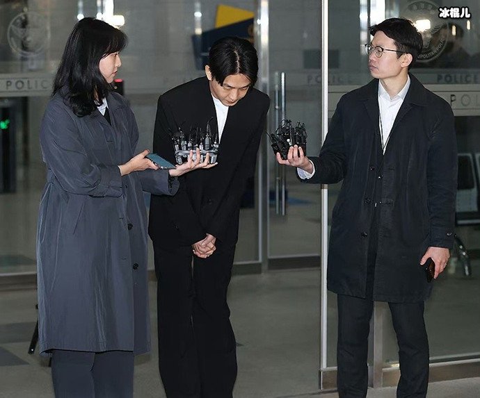 刘亚仁接受采访图