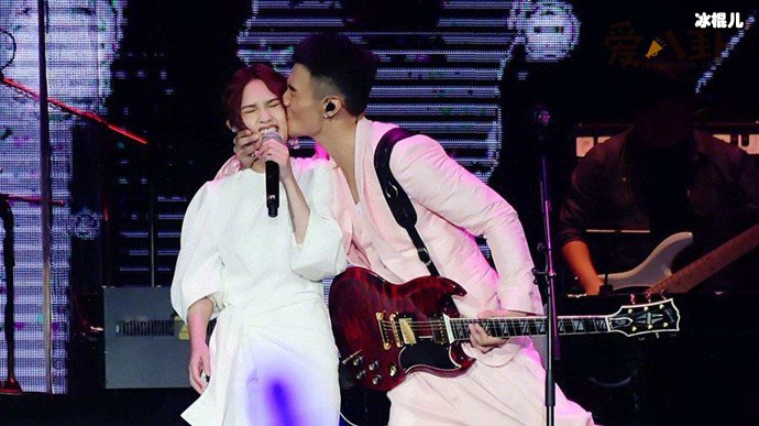 李荣浩隔空为杨丞琳庆生