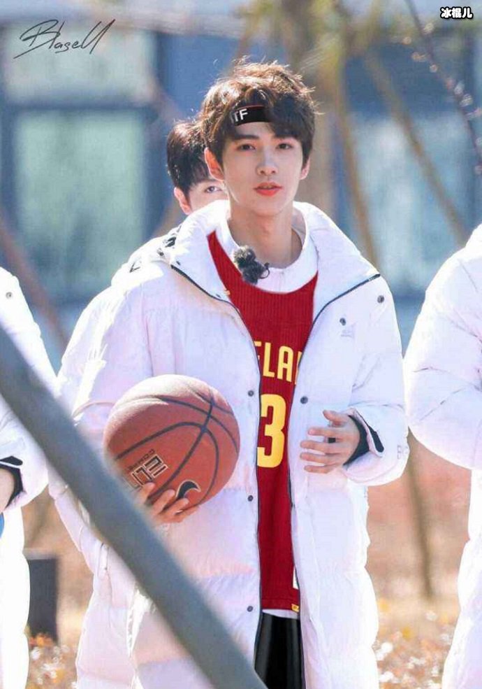 蔡正杰打篮球照片