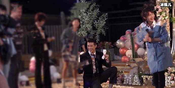 姜潮求婚麦迪娜现场