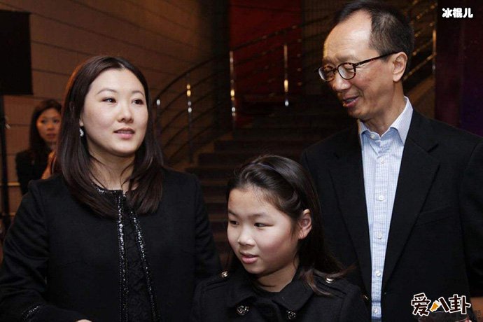 伏明霞夫妇与大女儿合照