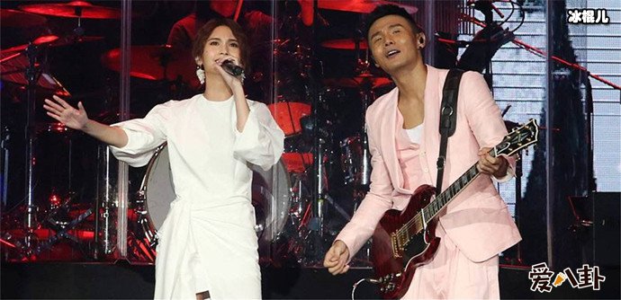 歌手李荣浩舞台照