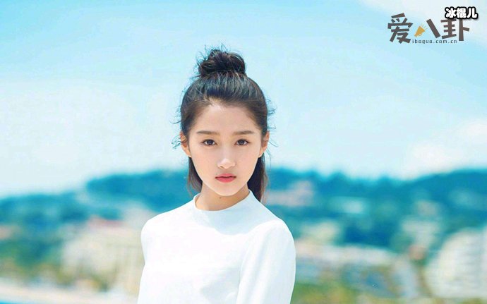 关晓彤吃播展示生菜卷香菜