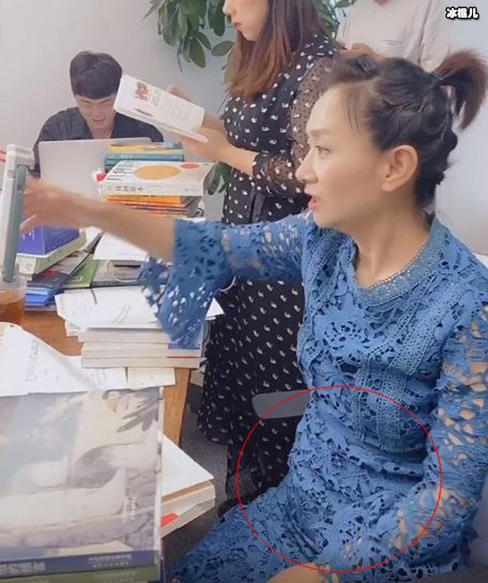 主持人王芳晒直播间视频