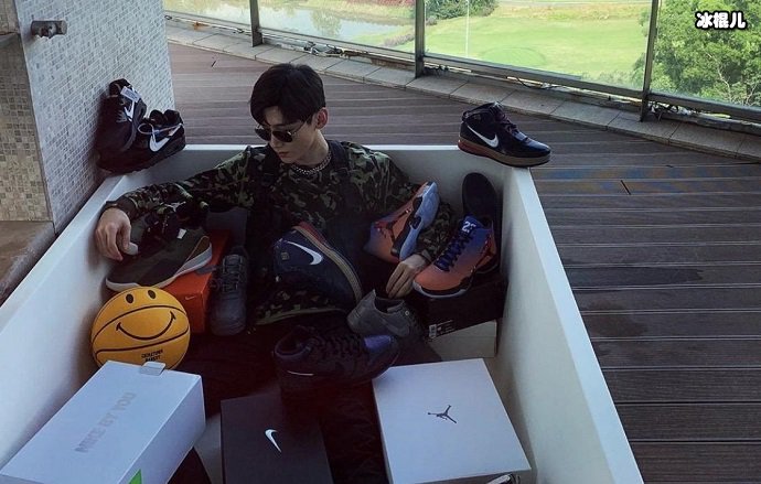 白敬亭经常会在自己的社交媒体上晒出自己的爱鞋