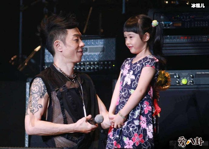 朱茵老公黄贯中和女儿黄莺