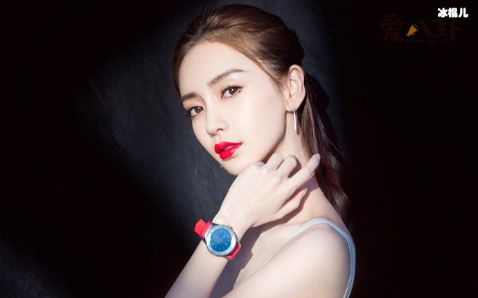 Angelababy大秀身材