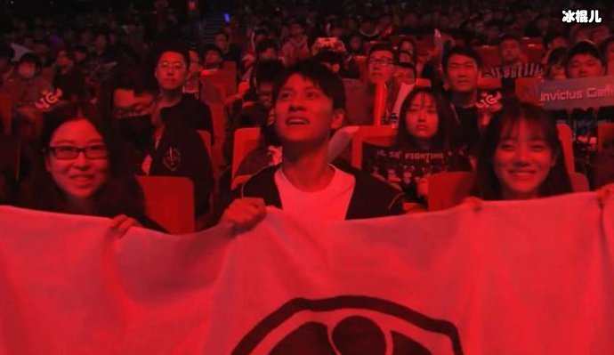 秦俊杰现场给ig加油