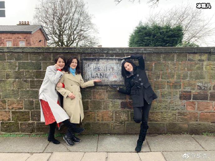 胡杏儿陈慧珊宣萱三人在英国合影