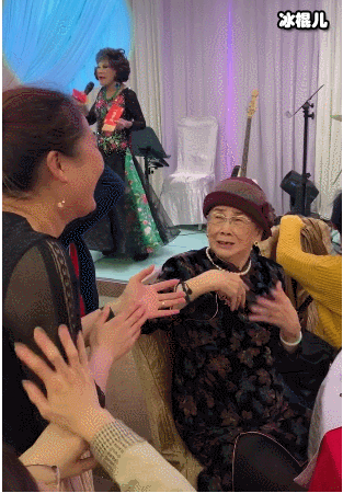 梅艳芳母亲寿宴，身体很好，跟人谈笑风生