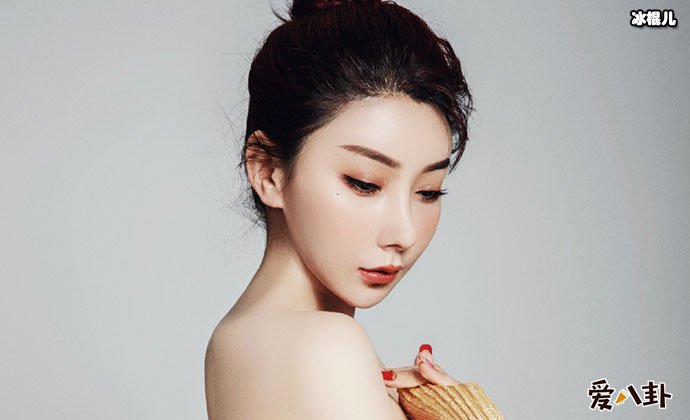 侯伊荻是混血儿吗