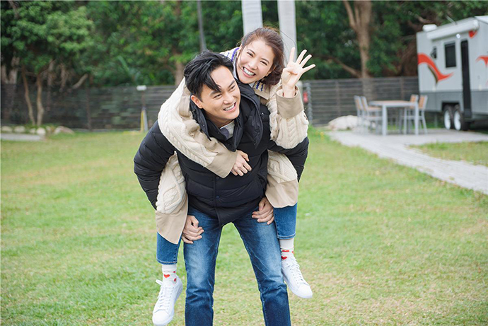 张智霖支持老婆袁咏仪收集包包