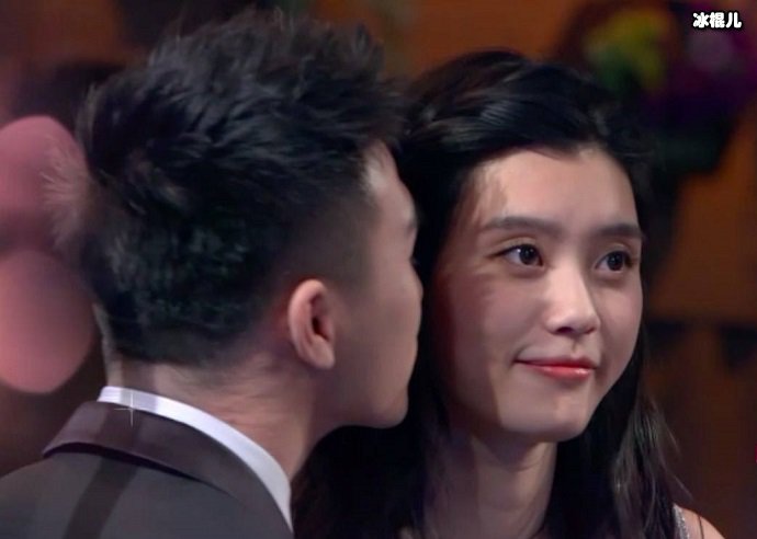 奚梦瑶和何猷君合照