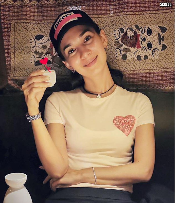 卢靖姗左手无名指戴戒指