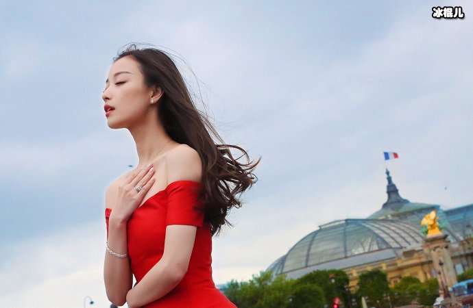 倪妮一席红衣，闭着眼很漂亮