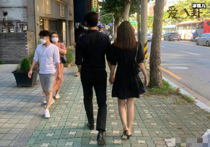 玉泽演与女友逛街