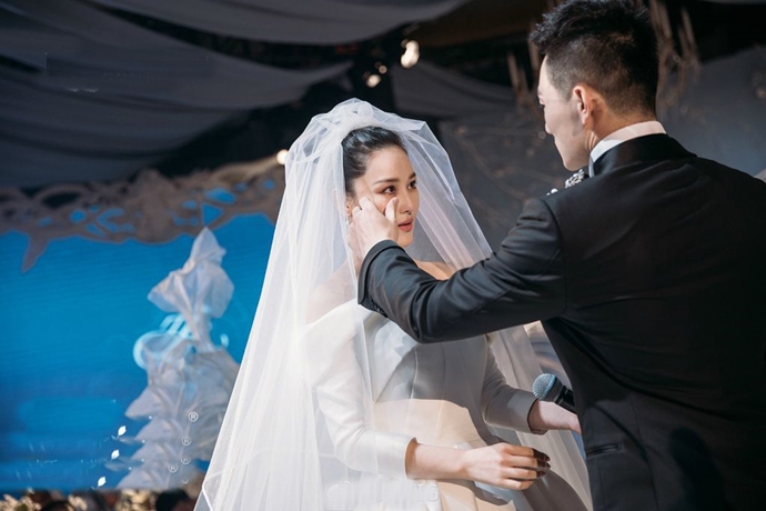 张馨予与何捷结婚