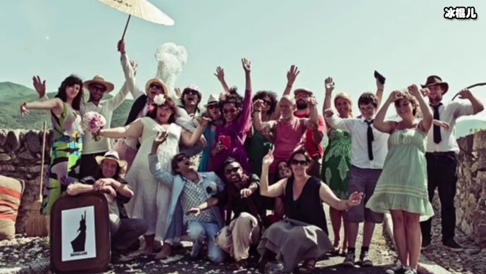 女子与14世纪古桥结婚