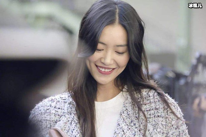 刘雯解约后现身，面临高额赔偿金是否是真