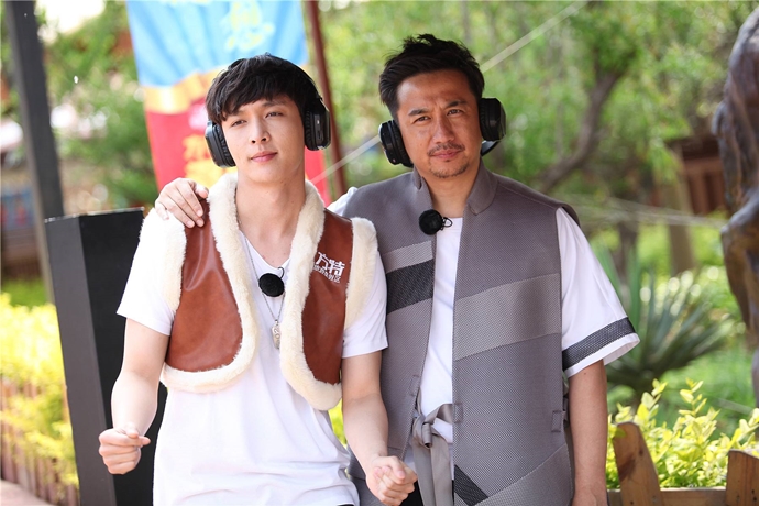 张艺兴与师父黄磊参加《极限挑战》