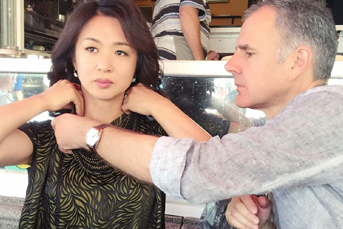 汉斯为金星整理衣服