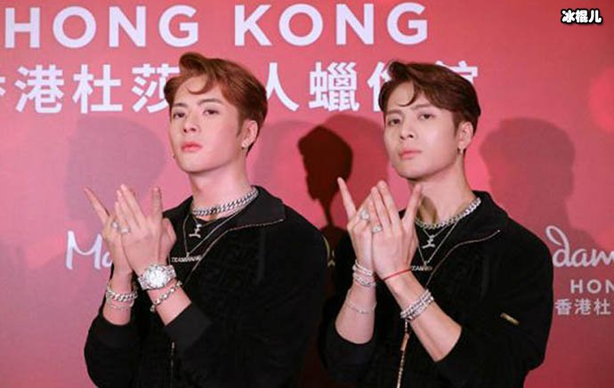 王嘉尔与蜡像傻傻分不清